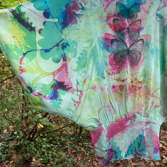 One World Top with butterflies - Picture 4 of 10